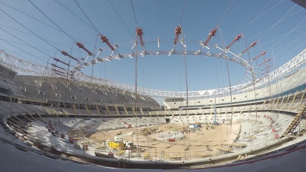 stadiumscorner's tweet photo. عام2008 توصل أتلتكومدريد لإتفاقية إستحواذ على الملعب وبدأت أعمال الإنشاءات عام2011 وبسبب الأزمة الإقتصادية تأخر تسليم المشروع حتى عام 2017 

💠 في شهر9 عام2013 أعلن أتلتكومدريد عن إنتقال ملكية الملعب له بالكامل مقابل 60 مليون يورو بعد شراءه من بلدية مدريد 

التطوير بدأ عبر خفض مستوى الملعب 15متر تحت الأرض

قادة شركة Cruzy Ortiz  مشروع تصميم الملعب الجديد

💠 بناء الملعب كان عبر الشركة الإسبانية FCC
 ( الشركة ستنفذ ملعب ولي العهد في القدية )

💠نفذت شركة Maffeis Engineering مشروع تصميم وتنفيذ سقف الملعب (ستنفذ مشروع ملعب أرامكو )

Estadio de La Peineta

RIYADH AIR METROPOLITANO