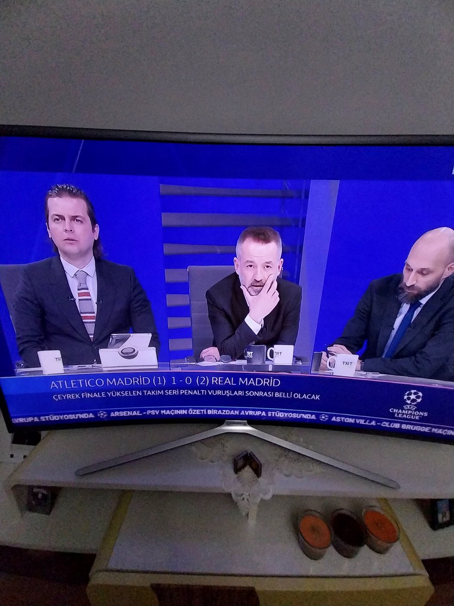 84 milyon 999 bin 997 kişi canlı penaltılar yerine bu üç lavuğu izliyor. Allah belanı versin TRT.