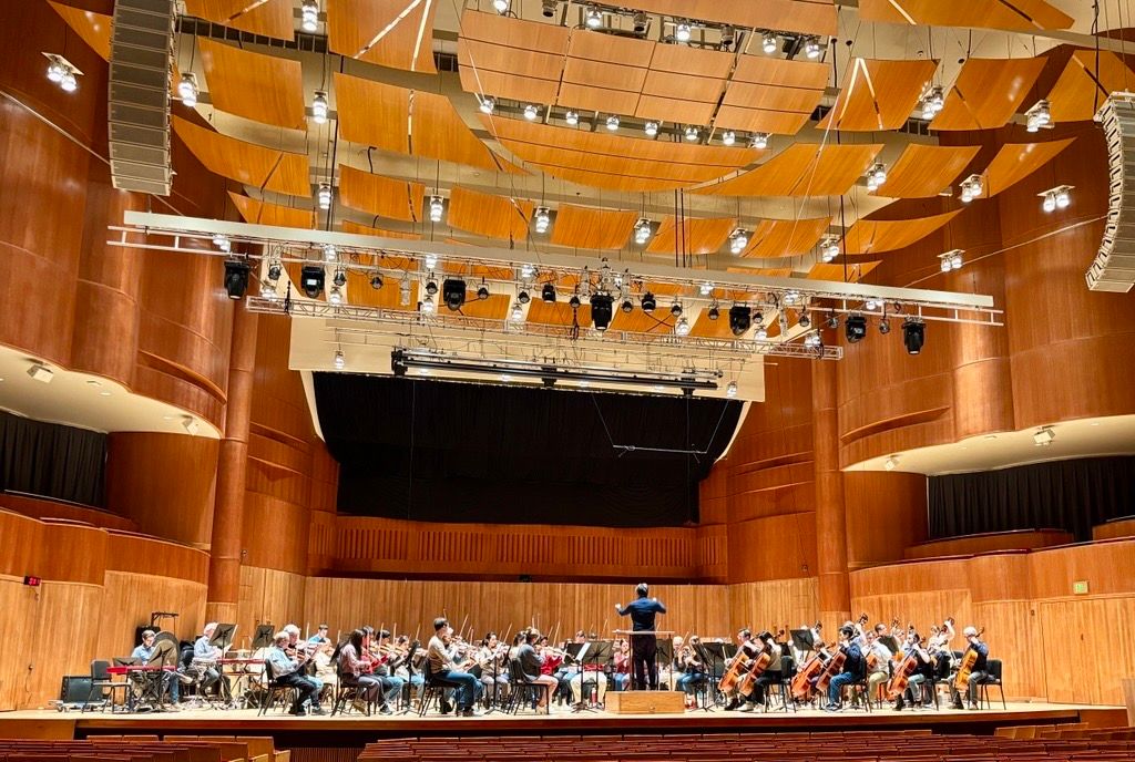 Our week of concert prep continues... at Meyerhoff Symphony Hall! Check out our Music Director Steven Fox as he prepared for Sunday's show with the Baltimore Symphony Orchestra earlier today 🎻 🎶