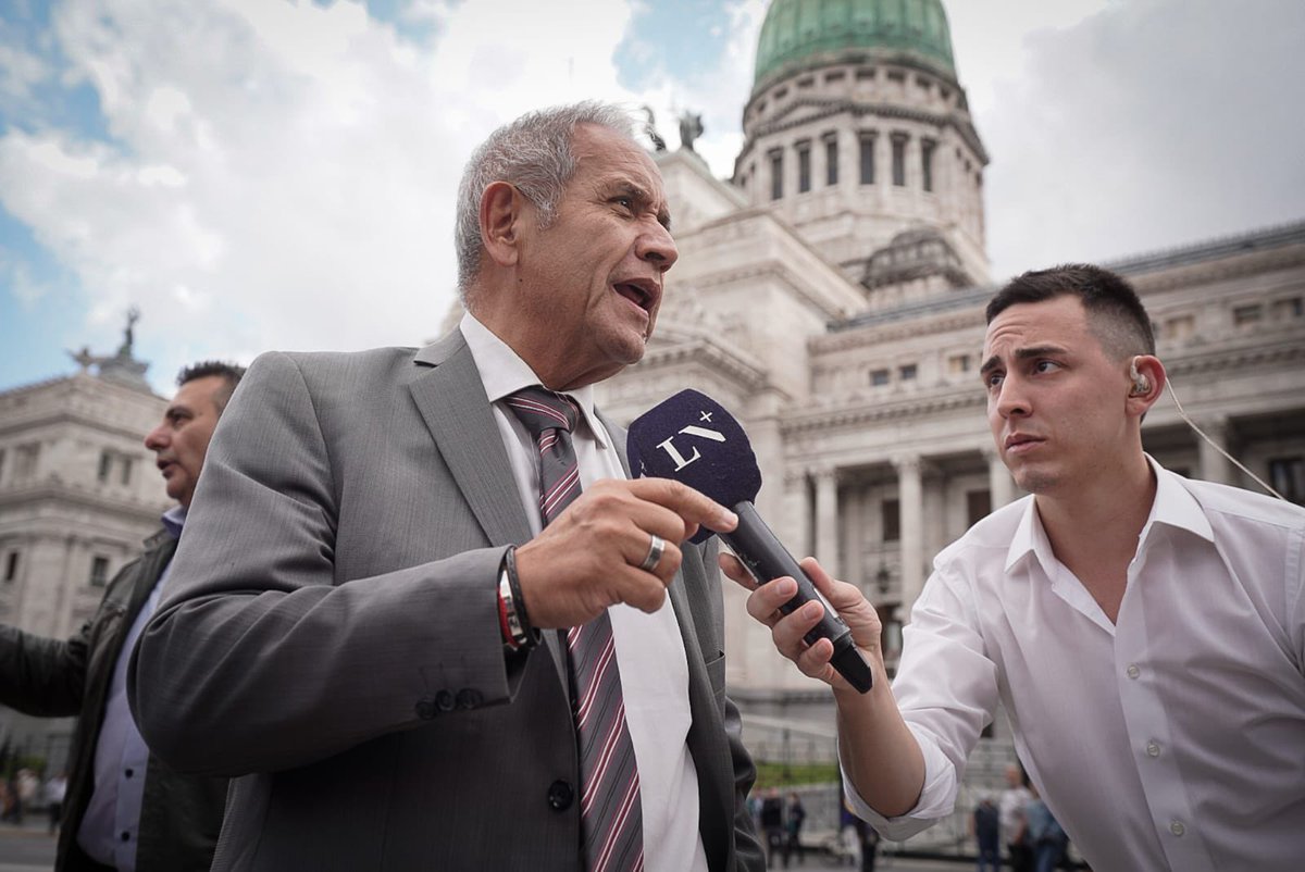 SergioOPalazzo's tweet photo. Los bancarios como todos los miércoles acompañamos a los jubilados.
Sus reclamos son justos y este gobierno insensible y cruel solo devuelve represión.
Son unas bestias inhumanas. https://t.co/2hYYgyVQIL
