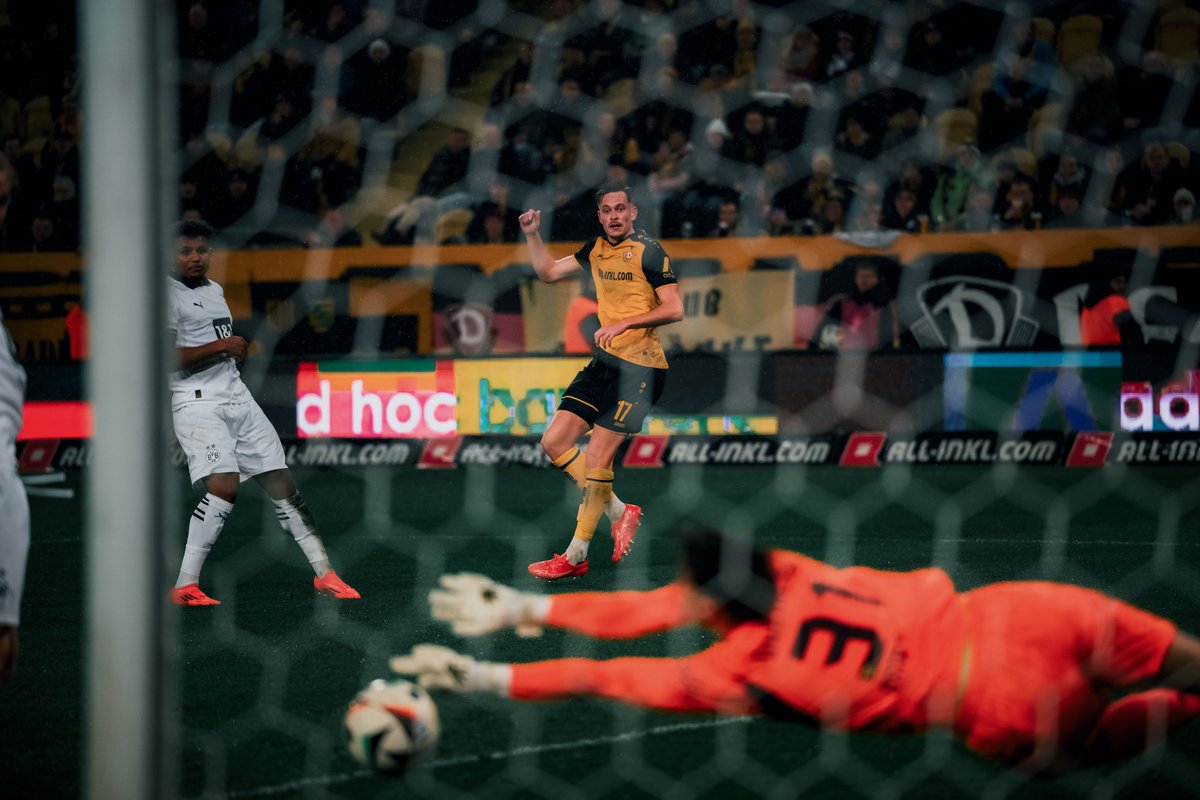 DynamoDresden's tweet photo. Beim zweiten Spiel der englischen Woche haben wir uns am Mittwochabend vor 24.114 Zuschauerinnen und Zuschauern mit einem torlosen Unentschieden von Borussia Dortmund II getrennt. 👉 https://t.co/1Kx3UmioAF #SGDBVB #sgd1953 https://t.co/ScsOwhDhtc
