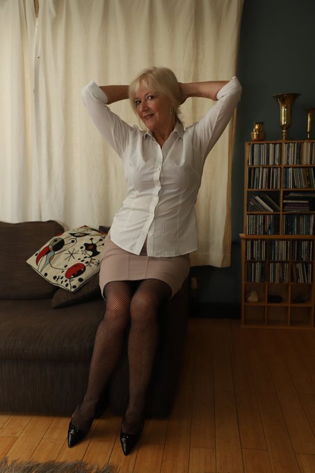 Watch Naughty Teacher & REAL WOMAN's leaked NSFW photo on TwXstars