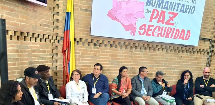 ¿Se nos volvió costumbre que las más de 10 millones de personas que viven en las zonas de conflicto sean siempre los que paguen los caprichos de los actores armados?

En este hilo, les contamos algo sobre la columna de nuestra directora ejecutiva, @camiqasi

👇