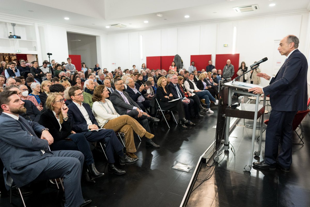 Libres ! (@soyonslibres) on Twitter photo Grand témoin de cette soirée, <a href="/jf_cope/">Jean-François Copé</a>, maire de Meaux et ancien ministre a introduit le colloque ! Grand témoin de cette soirée, <a href="/jf_cope/">Jean-François Copé</a>, maire de Meaux et ancien ministre a introduit le colloque !