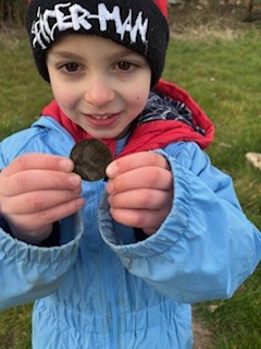 NectonFS's tweet image. A busy creative time in Forest Club. Making rope obstacle courses in the trees, planting saplings to add to our site. And a wonderful find of an old one penny coin, dated 1928, sparking curiosity about how someone lost it and our site's history.