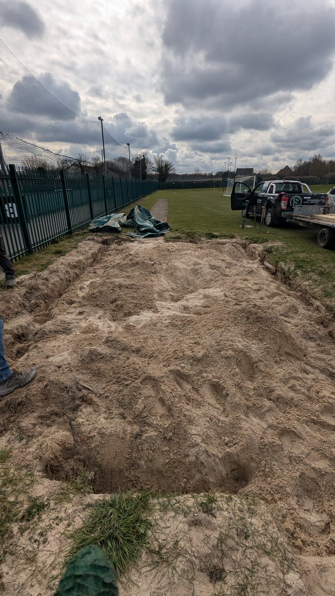 New border and a tidy up for this jump pit today ready for the summer term ☀️🏃💨