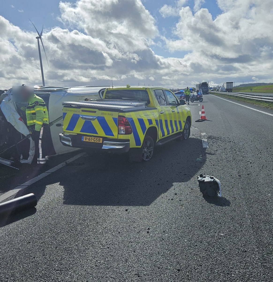 Bestelbus botst op auto van Rijkswaterstaat op de N33 bij Meeden