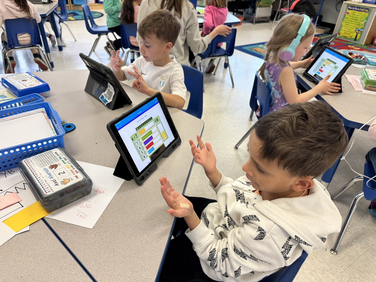 TBeamerGC's tweet image. ✋🏻✋🏻Kindergarteners @locust practiced decomposing 10 using a fun bonus game 🏈 on our First in Math app! Becoming fluent in addition with every click 📱 @votae_eileen @CCardellaGC @RobertSun24 @FirstInMath @24game