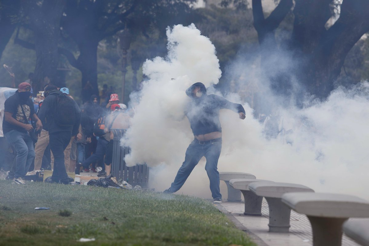 Letra_P's tweet photo. 🔴 Incidentes frente al Congreso: la policía reprime a las hinchadas y a los jubilados

📷 NA https://t.co/dbrL1bHcsI