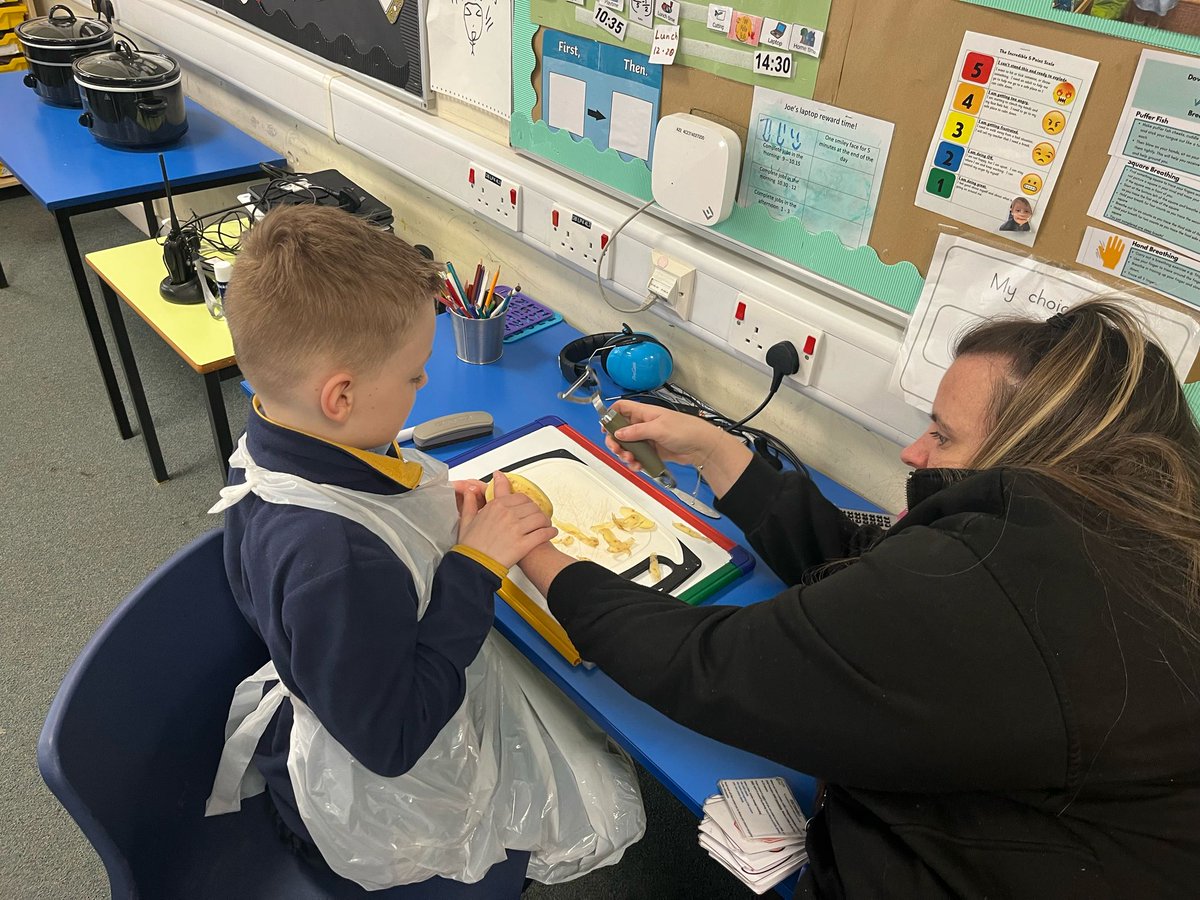 P4 celebrated World Book Day by taking part in a STEM through stories activity. We read "The Creepy Carrots!" book and then we worked on Food Technology by making our own carrot soup. We linked this to Science by keeping the carrot tops to observe any future growth!