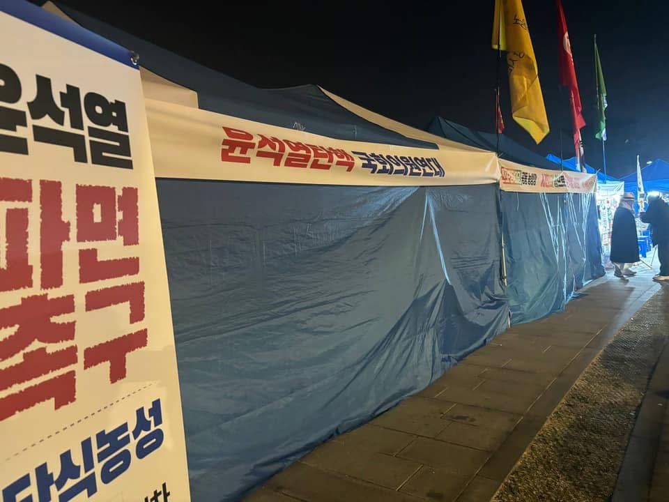 Minhyungbae's tweet image. 광화문 앞 단식농성 사흘째 아침입니다. 이 곳에서 함께 하는 모든 이들의 간절한 바람이 있습니다. 헌법재판소가 선고기일을 내일(금)로 정하고, 다믐과 같은 판결을 내려주십시오. &quot;대통령 윤석열을 파면한다&quot;