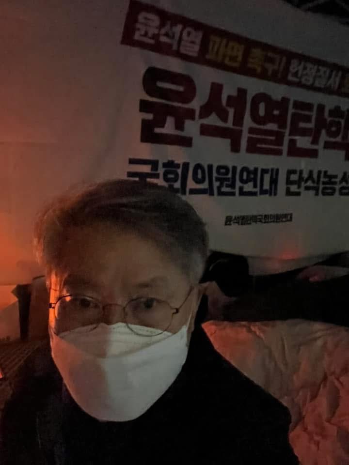 Minhyungbae's tweet image. 광화문 앞 단식농성 사흘째 아침입니다. 이 곳에서 함께 하는 모든 이들의 간절한 바람이 있습니다. 헌법재판소가 선고기일을 내일(금)로 정하고, 다믐과 같은 판결을 내려주십시오. &quot;대통령 윤석열을 파면한다&quot;