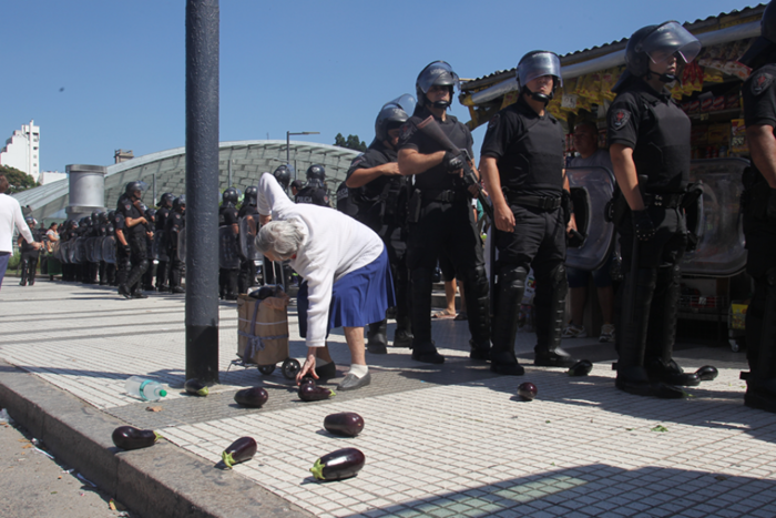 lolariemucho's tweet photo. 2001, 2019, 2025 muertos a manos del Estado, jubilados golpeados, trabajadores reprimidos, 
violencia estatal, siempre el mismo denominador,
RATRICIA BULLRICH.
#RenunciaBullrich
#RenunciaBullrich
#RenunciaBullrcih https://t.co/czWMI0a8IP