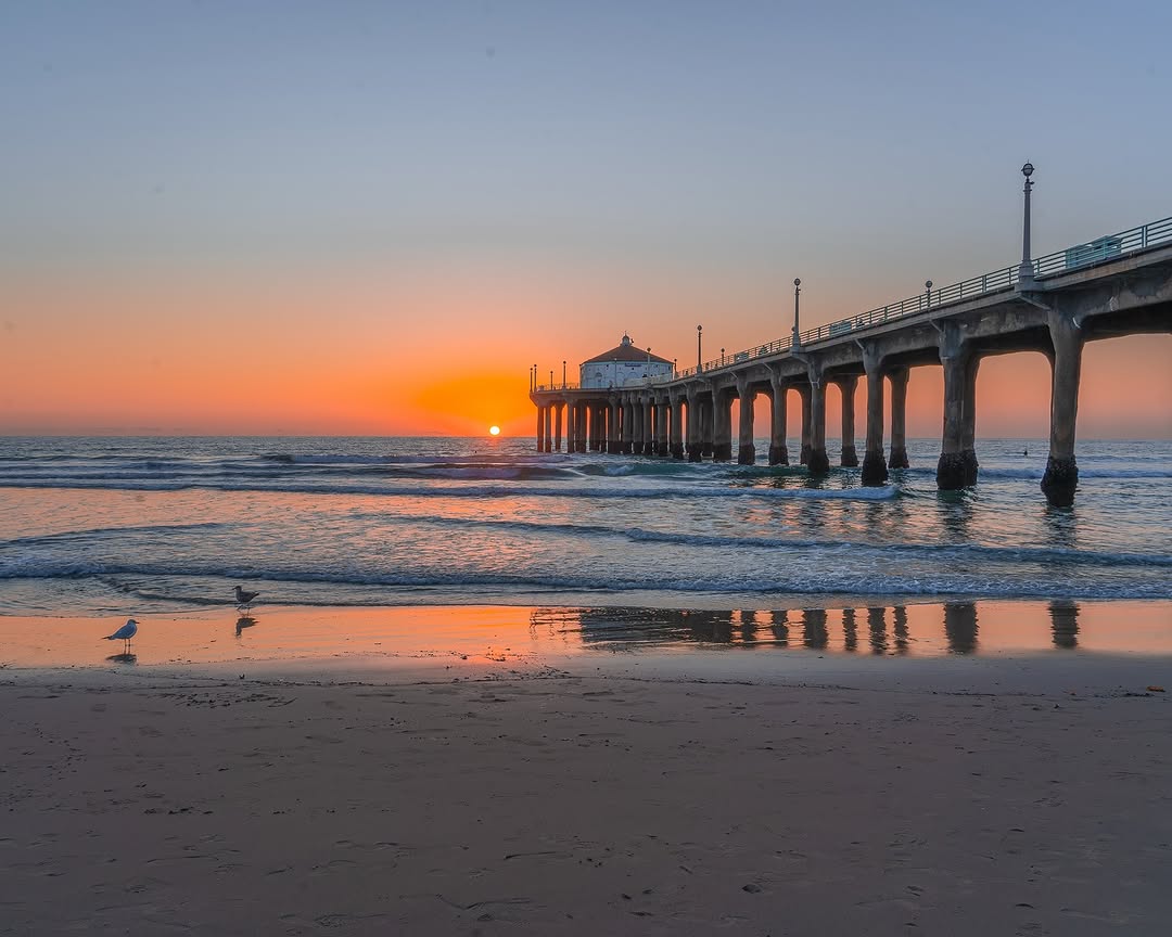 No more sunsets before 7pm after today 🙌 This stunner was captured by <a href="/zinta/">zinta</a>.k_photography⁠ 📸⁠
⁠
#DowntownManhattanBeach #MBLocalLove #manhattanbeachpier #piershot #homesweethome #beachlife #manhattanbeach #LAphotographer #MBphotographer #sunsetlover