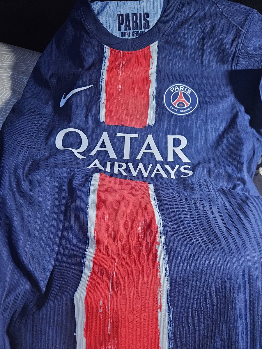 EvilTM_'s tweet image. GUYYYYYS HE GOT THE JERSEY PSG I BOUGHT FOR HIIIM