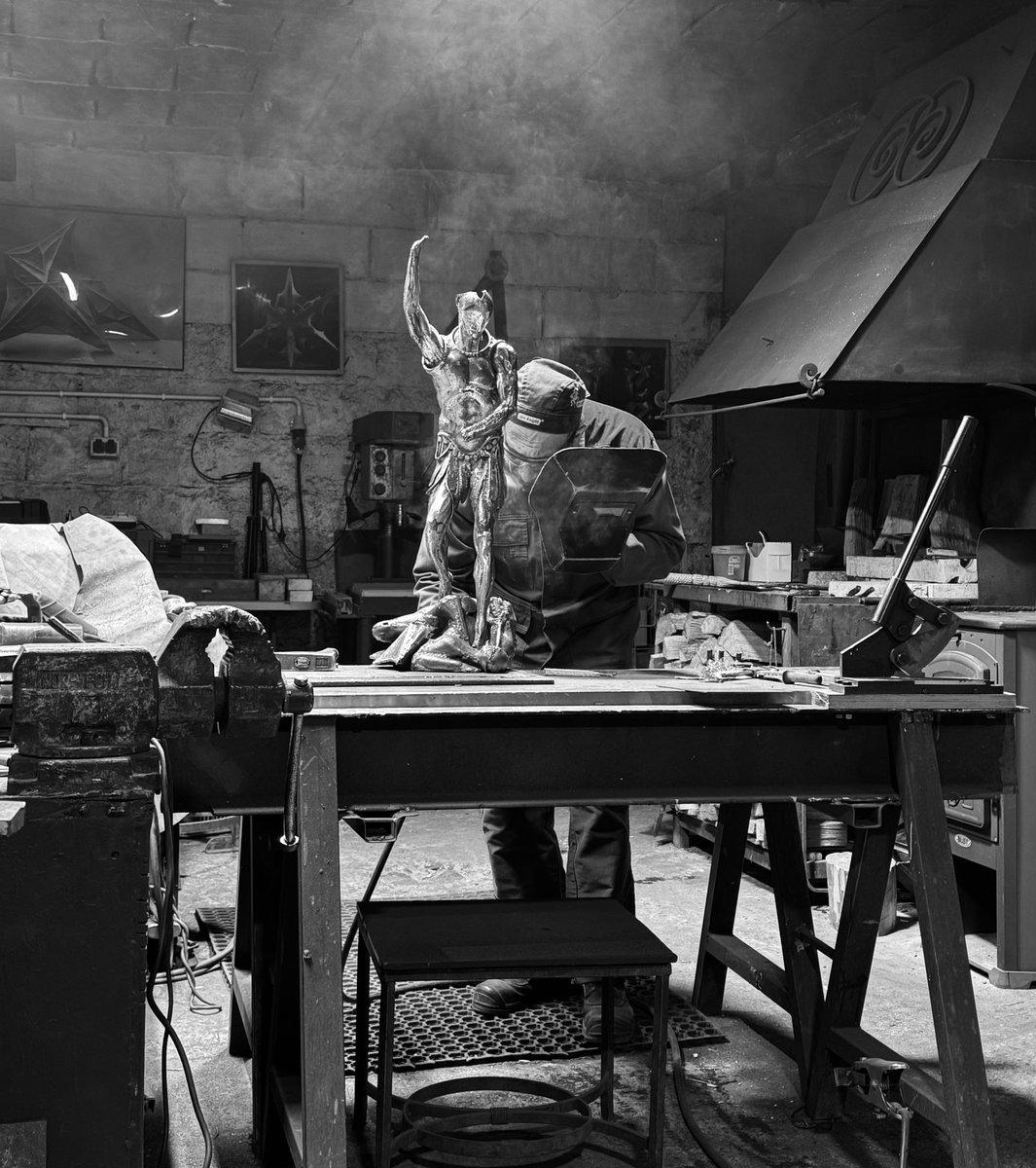 Starting work on the "Archangel Michael" sculpture
a fusion of strength, movement, and spiritual battle.
Metal and marble contrast dynamism with solidity.