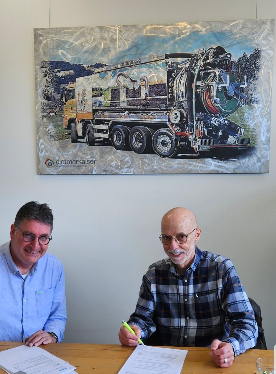 valkdegroot's tweet image. Tijdens ons bezoek deze week aan de fabriek van Dietmar Kaiser AG in Liechtenstein, hebben we de contracten voor acht nieuwe reinigingsvoertuigen overhandigd. 

Vijf vacuümwagens en drie Dyna combi's. Op de foto Evert Stigter, bedrijfsleider Grootvalk en Dietmar Kaiser.
#riool