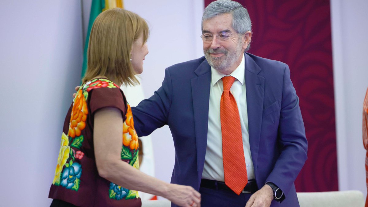 Relaciones Exteriores (@sre_mx) on Twitter photo 📸 Esta tarde en la <a href="/SRE_mx/">Relaciones Exteriores</a>, el canciller Juan Ramón de la Fuente encabezó el evento de lanzamiento de la campaña "Protección consular en lenguas indígenas", con la titular del Instituto de Mexicanas y Mexicanos en el Exterior (<a href="/IME_SRE/">IMME</a>), <a href="/tatclouthier/">Tatiana Clouthier</a>.
Esta campaña, que se 📸 Esta tarde en la <a href="/SRE_mx/">Relaciones Exteriores</a>, el canciller Juan Ramón de la Fuente encabezó el evento de lanzamiento de la campaña "Protección consular en lenguas indígenas", con la titular del Instituto de Mexicanas y Mexicanos en el Exterior (<a href="/IME_SRE/">IMME</a>), <a href="/tatclouthier/">Tatiana Clouthier</a>.
Esta campaña, que se