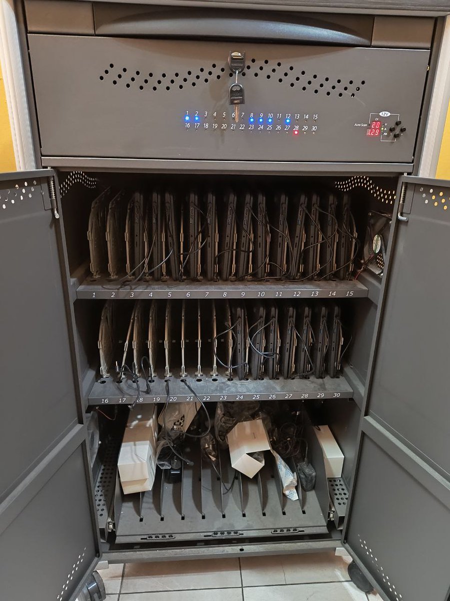 En la ES 22 #Lanus desbloqueamos netbooks y solucionamos problemas de batería en las netbooks del ADM.
<a href="/AlbertoSileoni/">Alberto Sileoni</a> <a href="/pablourquizaok/">Pablo Urquiza</a> <a href="/salbarracin/">Santiago Albarracín</a> <a href="/Barbr_torti/">Bárbara Torti</a> <a href="/HernanCalabrese/">Hernán Calabrese</a> <a href="/DTE_BA/">Tecnología Educativa BA</a> <a href="/BAeducacion/">Educación PBA</a>