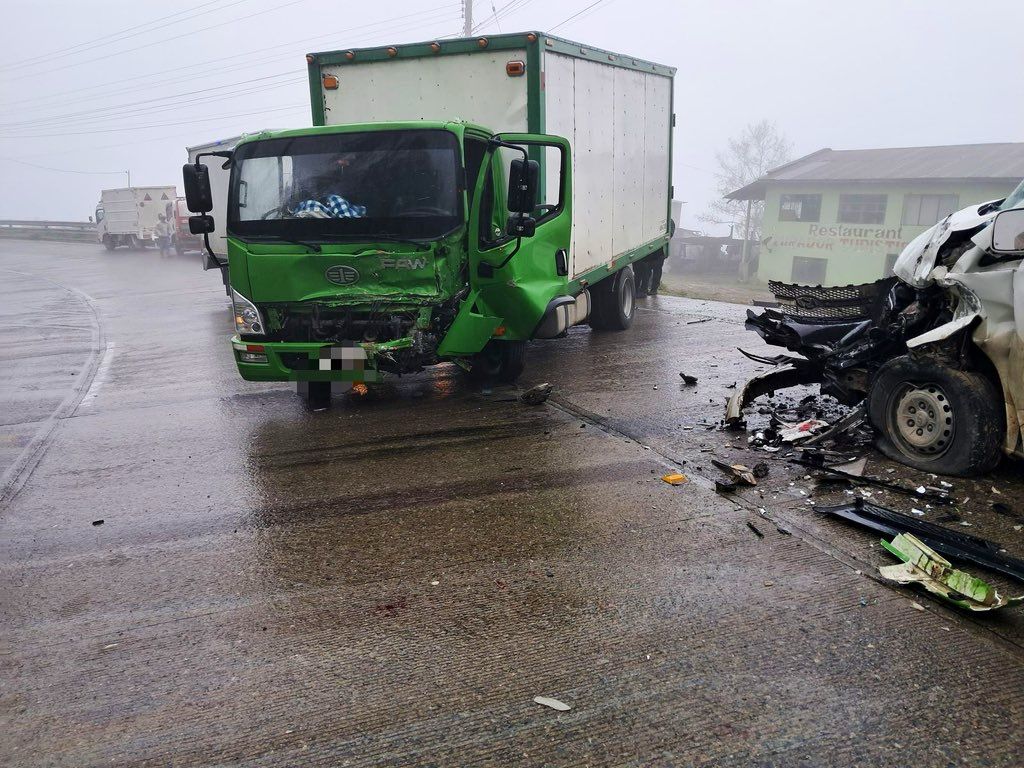 #Atención | Se registra un choque entre una furgoneta y un camión en el sector de San Pedro de Yumate (Molleturo), Cuenca. 

Desde el #ECU911 se coordinó la atención con <a href="/Bomberos_Cuenca/">Bomberos Cuenca</a>, <a href="/saludcz6oficial/">@SaludCZ6Oficial🇪🇨</a> y <a href="/CTEcuador/">Comisión de Tránsito 🇪🇨</a>.