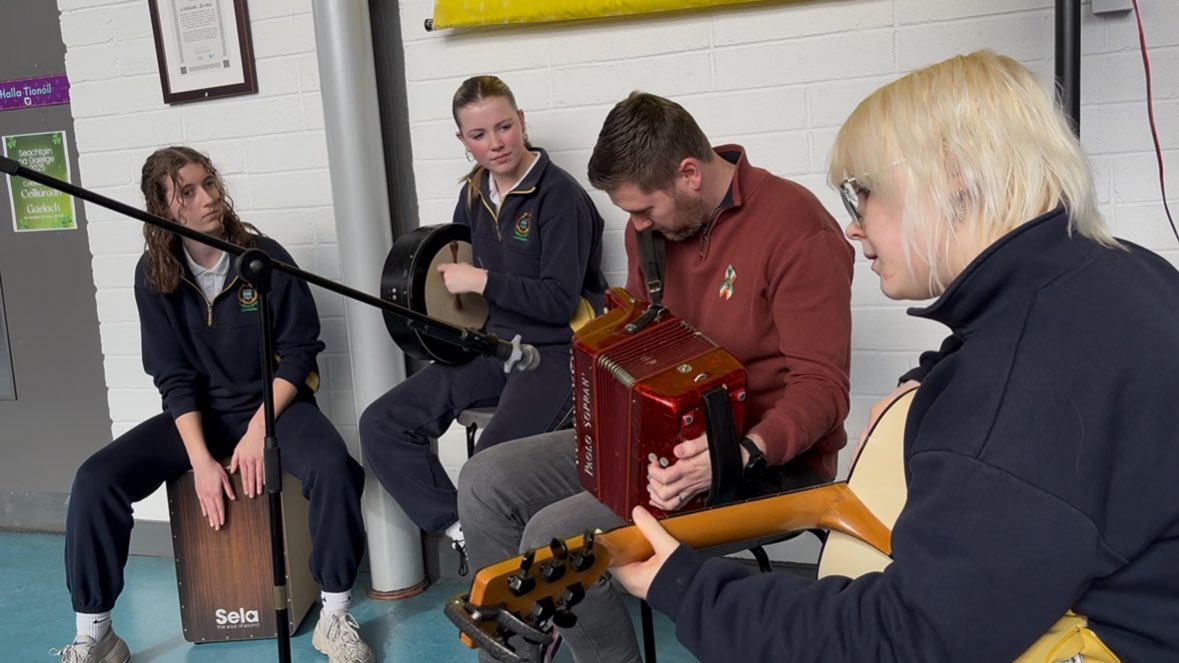 An-lá ar scoil inniu <a href="/Colaistebride/">Coláiste Bríde D22</a>. Ceiliúradh gaelach le caint, ceol, craic is spórt is spraoi. Go raibh míle maith agaibh ar fad! #snag25 <a href="/Gaelbhratach_/">Gaelbhratach</a> #gaeilge #cúplafocalgachlá
