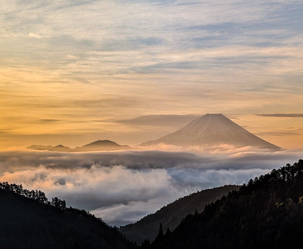 今朝富士　3/13

富士川町で撮影
#富士山　#日の出　#雲海