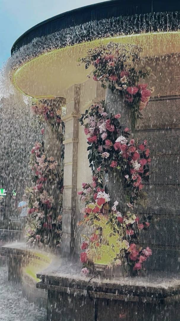 *"وَقُلْ لِلنَّفْسِ إِنْ فَقَدَتْ رَجَاهَا*
*وَصَارَ اليَأَسُ يُوهِنُهَا قُوَاهَا*
*ثِقِي بِاللَّهِ، كَمْ خَافَتْ نُفُوْسٌ*
*مِنَ الدُّنْيَا وَخَالِقُهَا كَفَاهَ"*