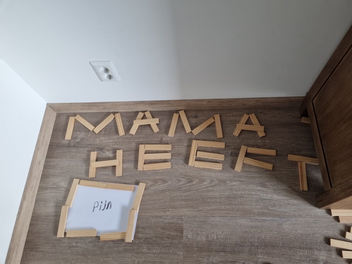 DeniseMauricio8's tweet image. Ik vroeg aan mijn zoon van 8 of hij iets leuks wilde bouwen met zijn Kapla houten plankjes speelgoed. Kom ik beneden is dit het resultaat.  Uuhh oké.🤓🙄🤭😂
(Ik ben aan mij  heup geopereerd en dus &quot;ziek&quot; thuis.)
#beterschap #speelgoed #kapla