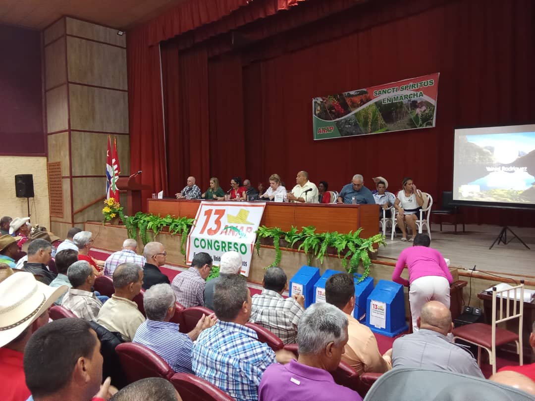Campesinos espirituanos, ya están en Asamblea Provincial. Mañana en Plenaria!
#SanctiSpíritusEnMarcha
#DePieYCombatiendo <a href="/DiazCanelB/">Miguel Díaz-Canel Bermúdez</a> <a href="/DrRobertoMOjeda/">Dr. Roberto Morales Ojeda</a> <a href="/PartidoPCC/">Partido Comunista de Cuba</a>