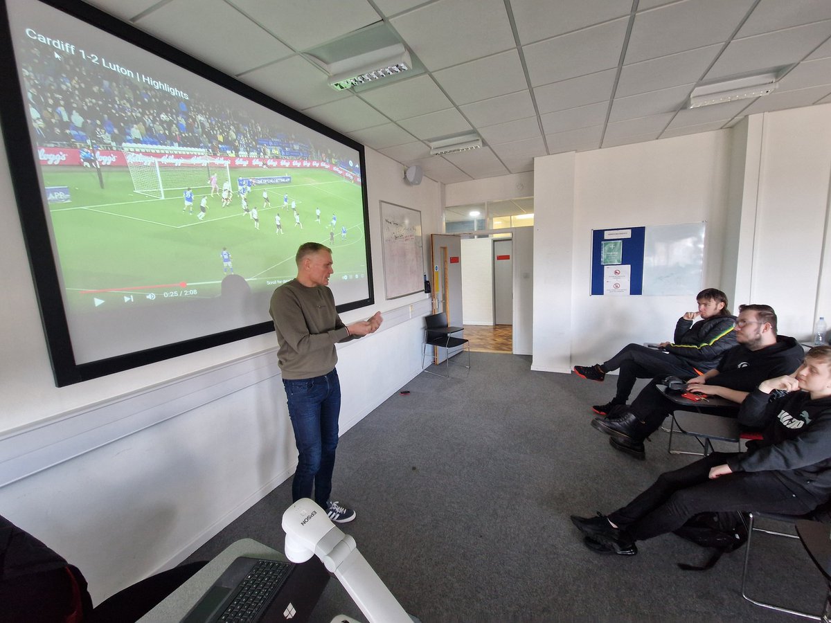 Another exciting day for the Sports Journalism students at University of Bedfordshire as current Premier League referee Graham Scott came in to deliver a guest workshop. Graham covered a range of topics including responsible match reporting, working in VAR, mental health and more