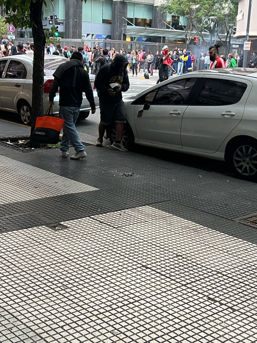 El "jubilado" se llevó el retrovisor del auto de este laburante para poder comer, según el Kirchnerismo.

#LosJubiladosTruchos
