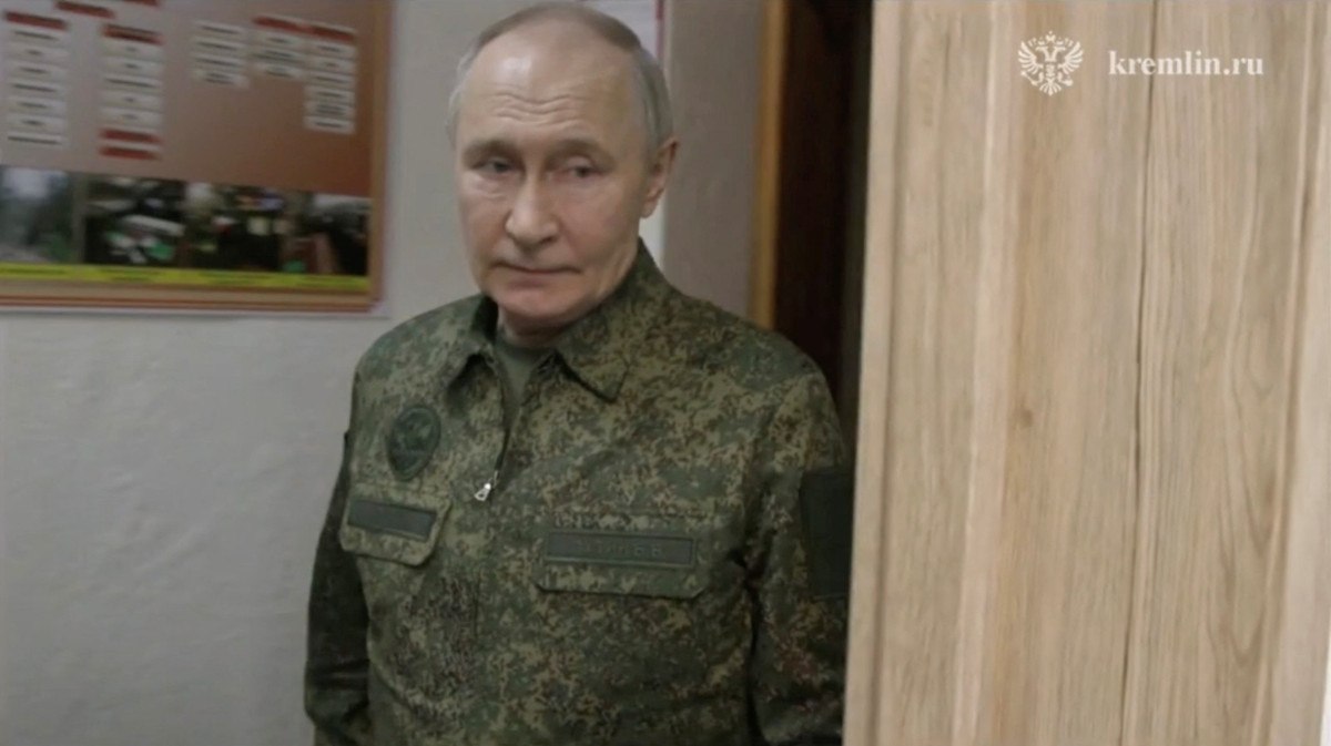 У него что, костюма нет?!