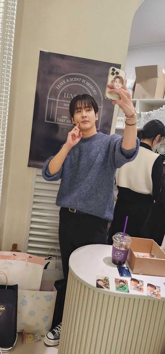 [PREVIEW] 240127 러퓸 1일 알바체험 

우리 이쁜 찬희 보고 가실게요🙂

#틴탑 #천지 #TEENTOP #CHUNJI #이찬희 #LEECHANHEE