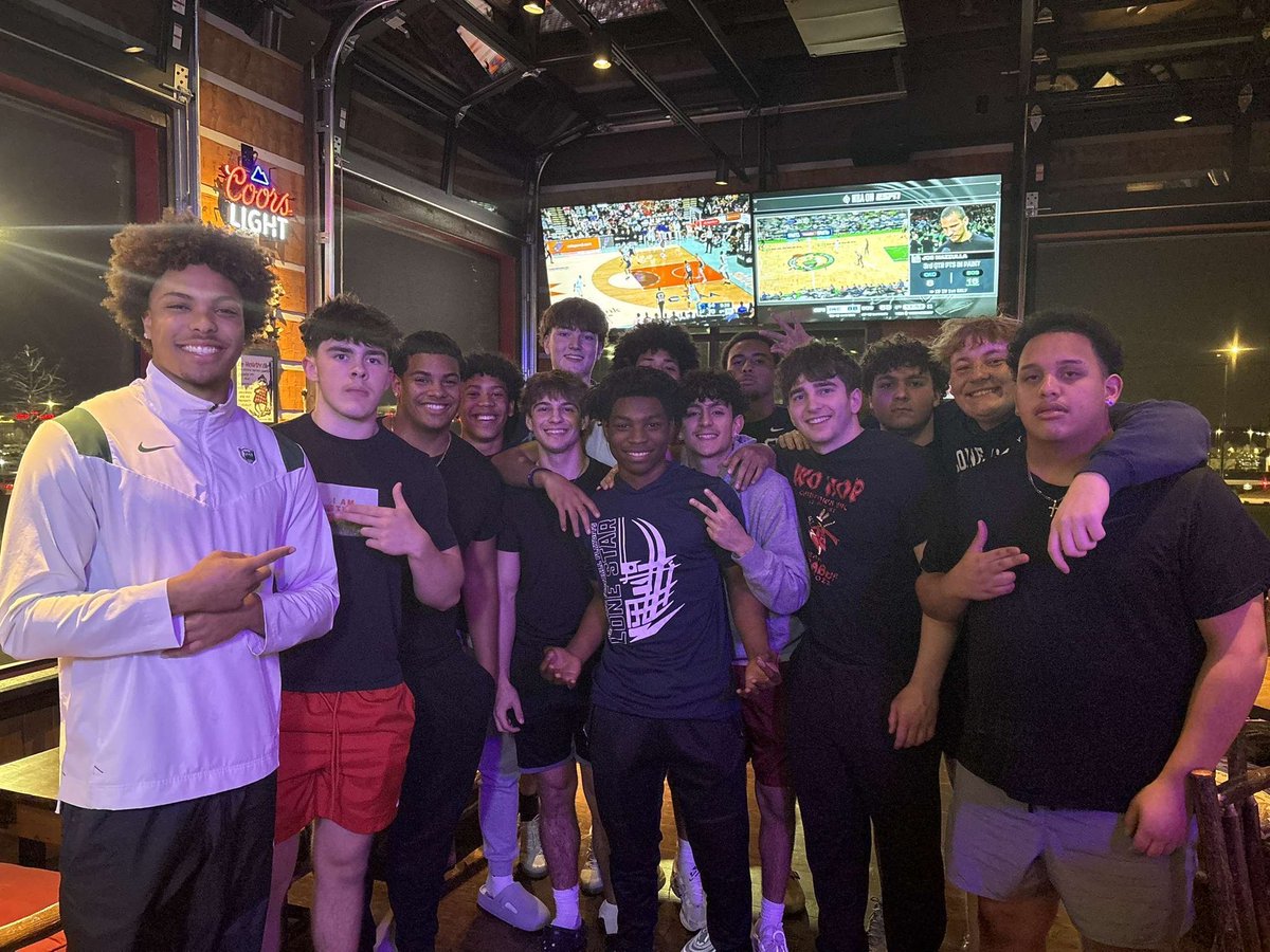 Love spending time with these guys. Can’t wait to do something special with them!!!#rangermaker <a href="/CoachJRayburn/">Jeff Rayburn</a> <a href="/KyleMossakowski/">CoachMoss</a> <a href="/ChrisMassaro58/">Chris Massaro</a> <a href="/drkharp/">Kelly Withee Harper</a> <a href="/LSHS_FBRecruits/">Lone Star HS Football Recruiting</a>