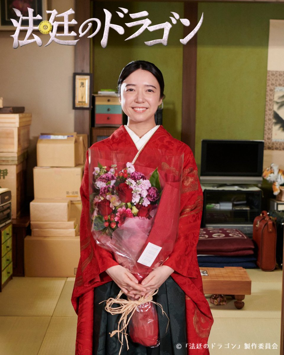 tx_drama9's tweet photo. 👘天童竜美役 #上白石萌音 さん
オールアップ写真公開！

将棋のプロの道を諦め、
歩田法律事務所の新米弁護士になった
主人公の竜美を演じていただきました！

現場ではいつも周りを気にかけ、
座長として盛り上げてくれた上白石さん😊

ありがとうございました♪

最終回は #TVer  で無料見逃し配信中！
https://t.co/tYwCMtYrty
#テレ東 #ドラマ９