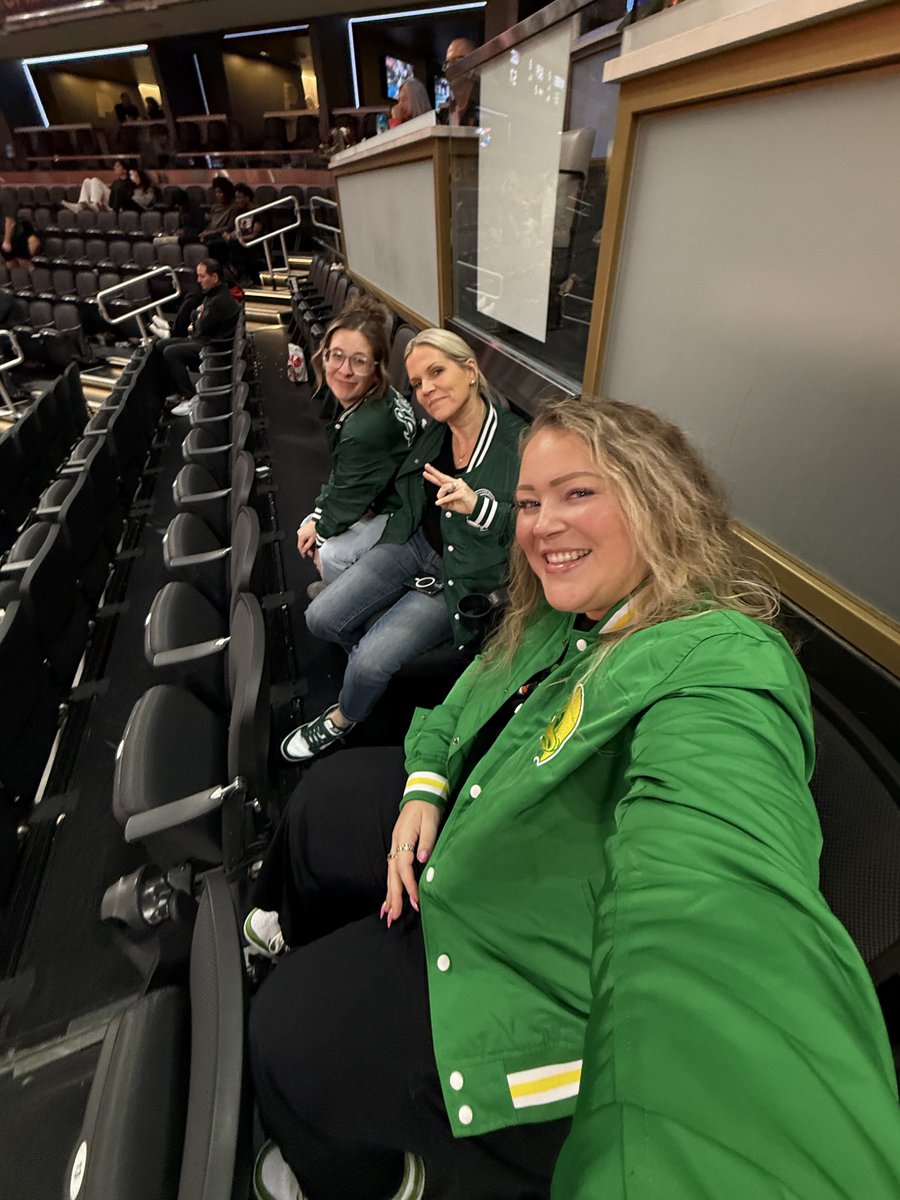 brooke robinson (@brookebaseball) on Twitter photo green <a href="/homefieldapparl/">Homefield</a> jacket gang watching ball to wrap up the 2025 B1G marketing directors meetings
cc: <a href="/L_Burley11/">LaRhonda Burley</a> <a href="/meahogan/">Meagan Hogan</a> green <a href="/homefieldapparl/">Homefield</a> jacket gang watching ball to wrap up the 2025 B1G marketing directors meetings
cc: <a href="/L_Burley11/">LaRhonda Burley</a> <a href="/meahogan/">Meagan Hogan</a>