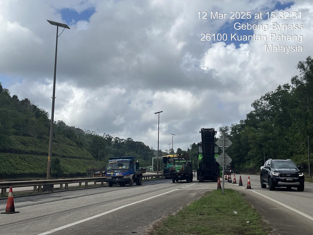 Kerja penyelenggaraan jalan dengan menggunakan kaedah mill &amp; pave (AC14) serta lain-lain kerja berkaitan di seksyen 1 - 2, Jalan Pintas Gebeng (FT101) yang dilaksanakan oleh <a href="/RCKuantan/">Roadcare Kuantan</a>.
<a href="/IrHafizah/">Hafizah</a> <a href="/AidaAmalinaAbd1/">Aida Amalina</a> <a href="/IPJKR_Official/">JKR Malaysia Rasmi</a> <a href="/JKRPAHANG/">JKR PAHANG</a>