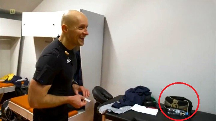 PrimeblaugranaX's tweet photo. Este individuo fue el miso que le robó al Bayern Munich la pasada temporada, para darle una final de Champions al Madrid. A pesar de que todo el mundo coincidió con que fue un error colosal, un año después fue designado para pitar el dervi. 
Marciniak. https://t.co/nBGW78q59u