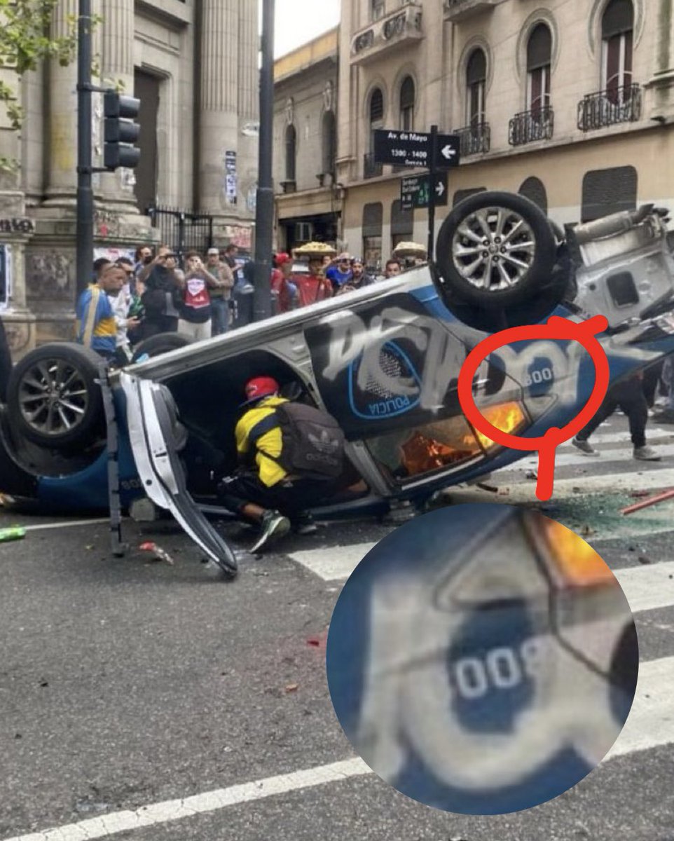 Bullrich de manual: dejan misteriosamente abandonado un patrullero y aparecen misteriosamente encapuchados a prenderlo fuego. Ni una sola moto reprimiendo alrededor, ni un solo detenido.