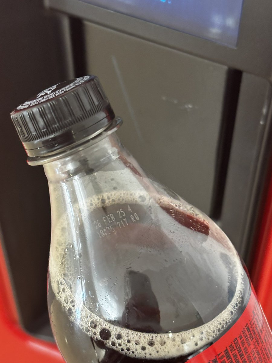 MtroArau's tweet photo. @AtencionProfeco que procede con la comercialización de productos caducos en máquinas expendedoras de @CocaColaMx https://t.co/FKoOATFa2C