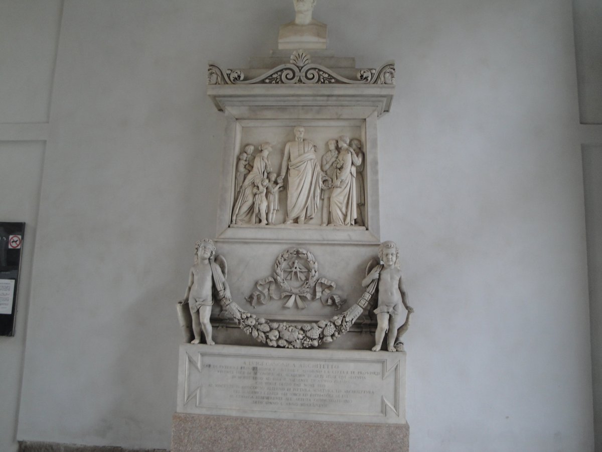 ＃ブレラ美術館　＃PinacotecadiBrera
ミラノを代表する絵画館「ブレラ美術館」にやってきました😀
中庭中央にはアントニオカノーヴァ作「ナポレオンI世」のブロンズ像があります。
どんな絵画があるのかな🎵
楽しみです🎶