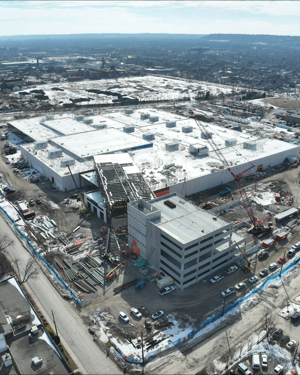 🌟Bus Maintenance &amp; Storage Facility photo update!🌟 This photo taken on March 3rd shows the new parking structure progress as well as the ongoing construction of the administration building. 

hamilton.ca/TransitMSF