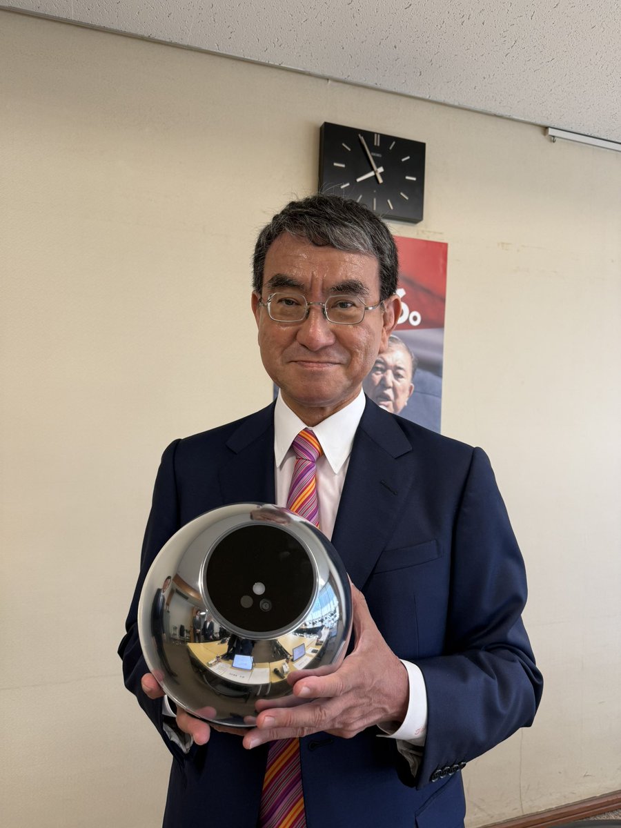 konotarogomame's tweet image. サム・アルトマンがイニシアチブをとった生体認証を使って人間であることの証明をするorb端末。