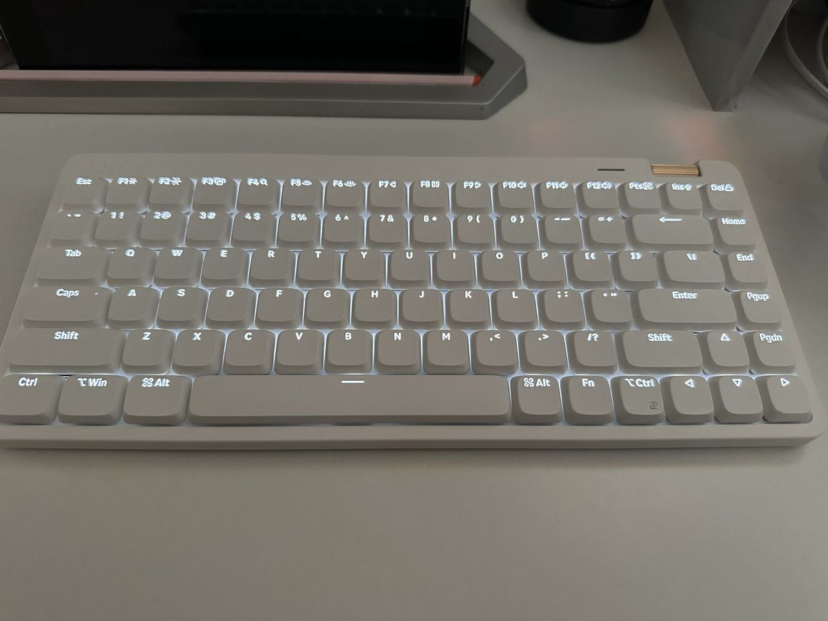 yukihamu00's tweet photo. 新しいキーボード購入！
朝一で配達してくださった業者様ありがとう！
打鍵音、打鍵感最高すぎる😌
可愛い見た目だけどしっかりメカニカルキーボード！
#LOFREEFLOWLITE https://t.co/mhaeyYqW9t