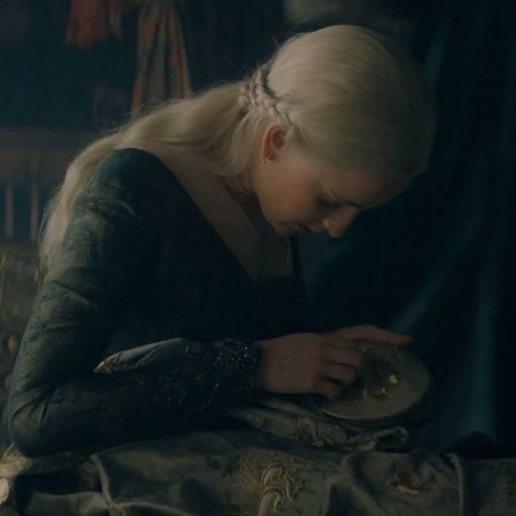 propheticbug's tweet image. “people are allowed to dislike things” WRONG. NO ONE is allowed to dislike Helaena targaryen