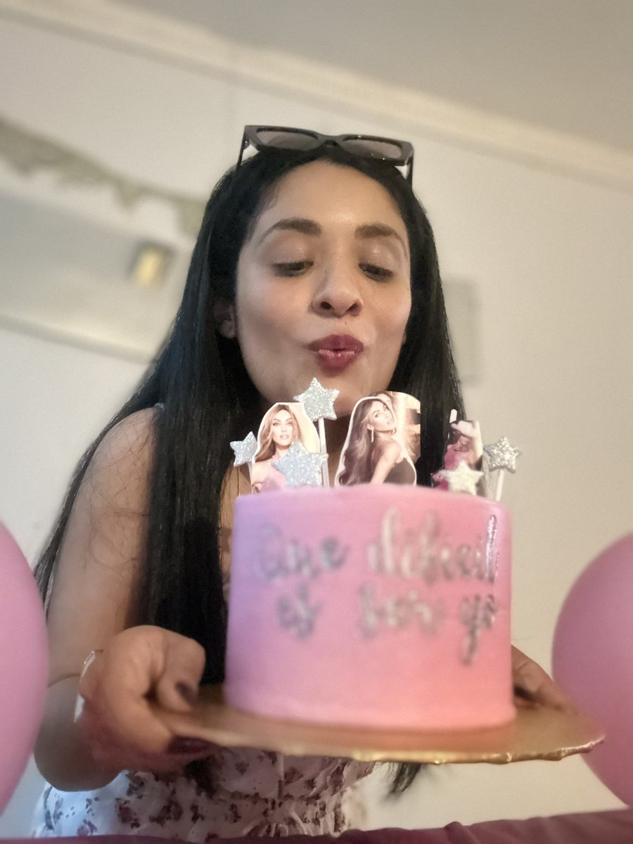 sparkleanahi's tweet photo. Un cumpleaños mágico, único y real 🌟💕🙏🏻🎂✨ no le podría pedir más a la vida. Un saludo tuyo lo sería todo @Anahi y tu me enseñaste a creer en los sueños, gracias por inspirarme a ser mi mejor versión. 💫 https://t.co/CcDXSi0w3H