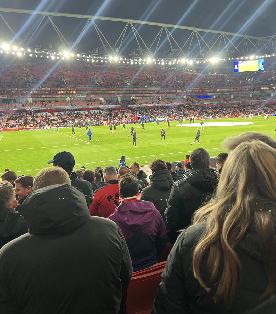 De baas op de tribune en juichen alsof we de Champions League hebben gewonnen. Top awayday #arsPSV