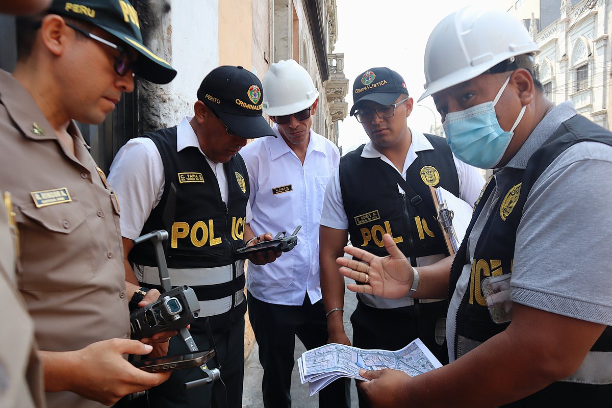 DIRCRIPNP's tweet photo. Nuestro equipo de #EscenaDelCrimen desplegó un drone especializado para registrar el estado del incendio en Barrios Altos en articulación con #SeguridadDelEstado.
Seguimos analizando el impacto del siniestro con tecnología de punta. #DIRCRI https://t.co/QKsKMSytpK