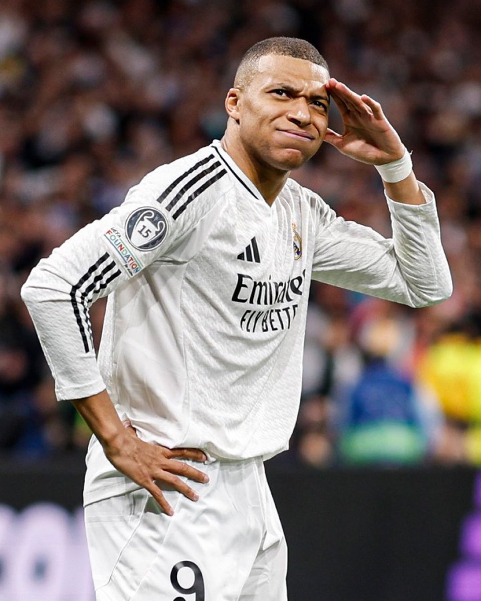 Este tío hoy ha demostrado cosas. Y no hablo de cosas con el balón.

Hablo del otro Fútbol:

1. De estar metido en el partido los 180 minutos.

2. De liderazgo.

3. De capitán sin brazalete.

4. DE MADRIDISTA.