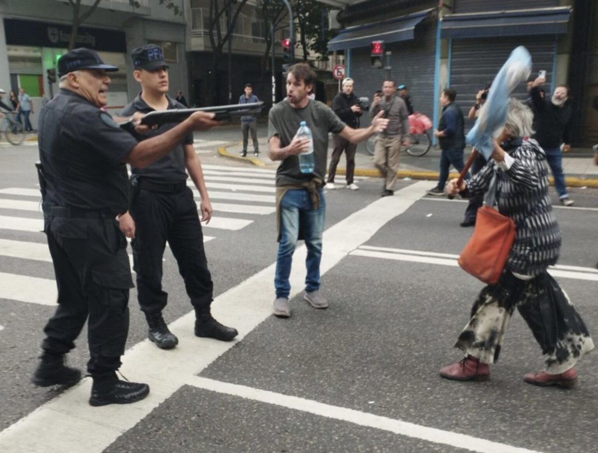 El gobierno resucita la narrativa del “golpe de estado” para justificar una represión feroz y una escalada de violencia que empezó ayer con las amenazas de la Ministra Bullrich.